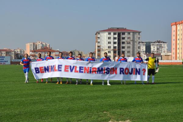Yeşil sahada sürpriz evlilik teklifi
