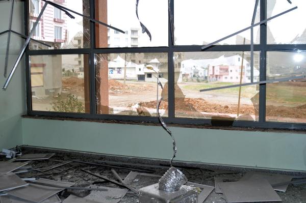 Cizre'de PKK'lıların polise attığı roketatar hastane diyaliz ünitesi ile morga isabet etti (2)