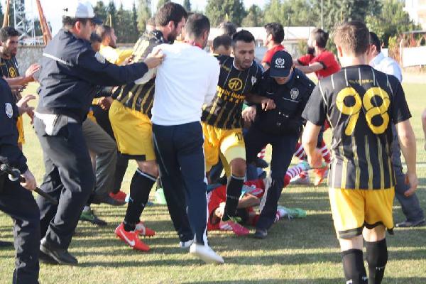 Denizli'de amatör maçta tekme ve yumruklu kavga