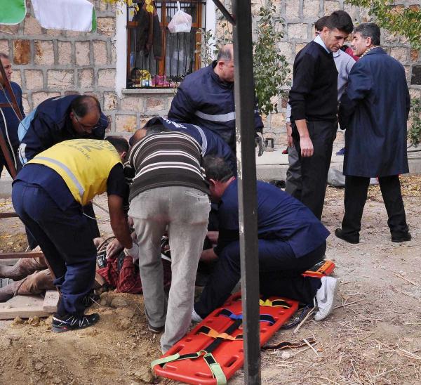 Kuyuya düşen işçiyi itfaiye erleri kurtardı