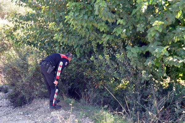 Hırsızlık şüphelisi, polisten otomobilini terk ederek kaçtı