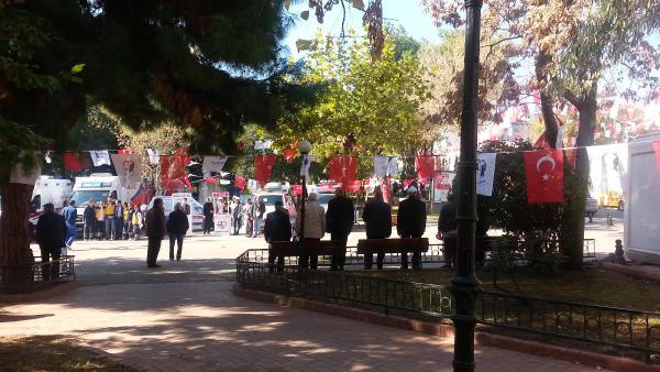 Deneme sireninde saygı duruşuna geçtiler