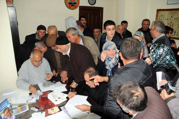 Tokat'ta emekliler 'TOKİ'den ev' umuduyla derneğe akın etti