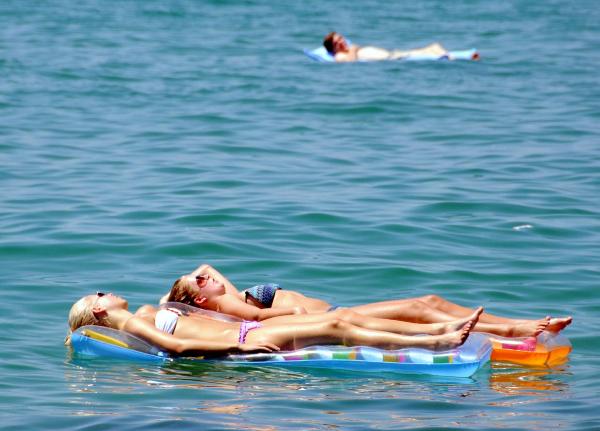 Alanya'da turistlerin deniz keyfi