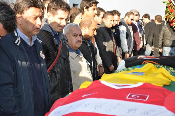 Romanya'daki faciada ölen Ayberk'in cenazesi İzmir'e getirildi, gözyaşı sel oldu (2)