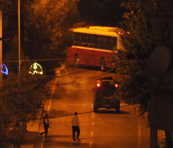 YDG-H'liler anahtarını aldıkları belediye otobüsü ile yolu kapattılar