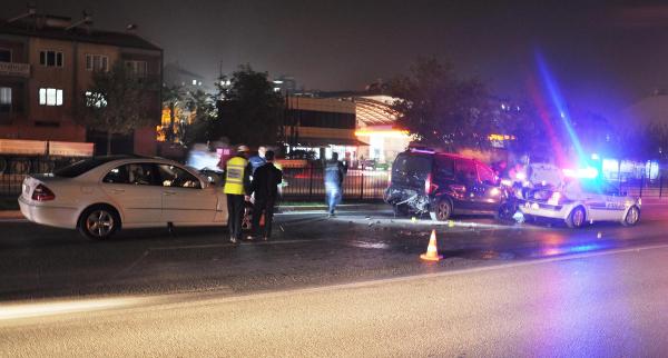 Yolu açmaya çalışan polis memuruna hafif ticari araç çarptı