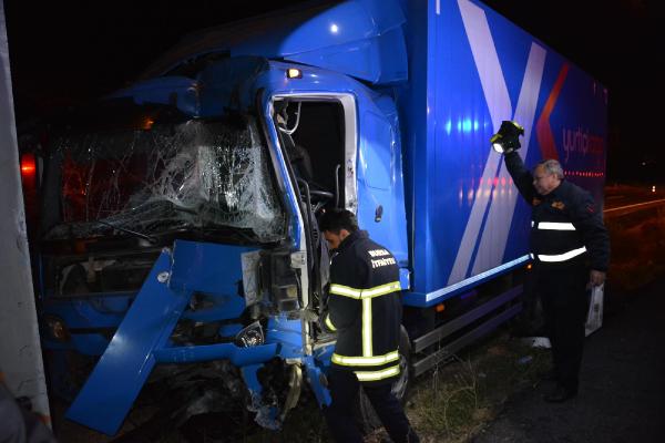 Üst geçide çarptığı araçta can verdi