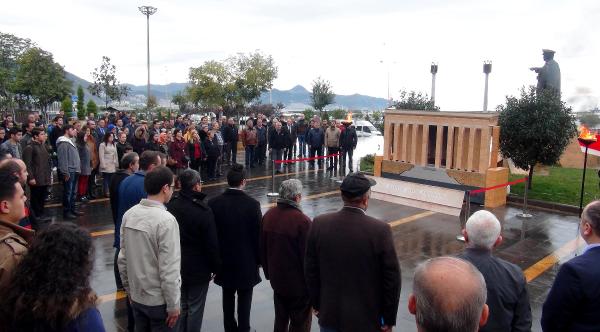 Giresun'da Anıtkabir maketi önünde saygı duruşu