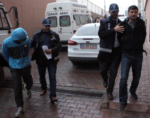 Otostop yapıp sürücülerin parasını çalan 5 şüpheli yakalandı