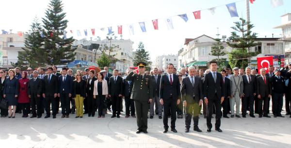 Demre'deki 10 Kasım töreninde sirenler erken çaldı