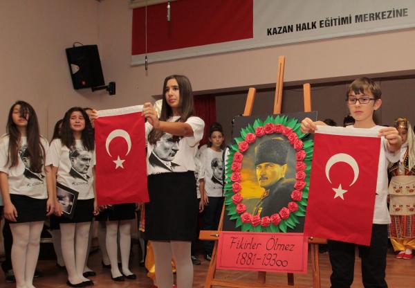Öğrenciler Atatürk'ü anma töreninde duygulanıp ağladı