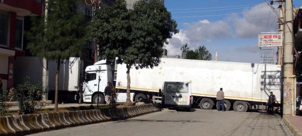 Nusaybin'de yol kapatan PKK'lılar polisle çatıştı