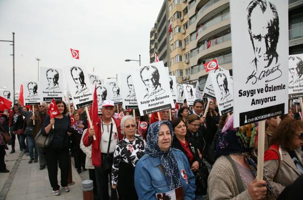 İzmirliler Ata'yı yürüyüşle andı