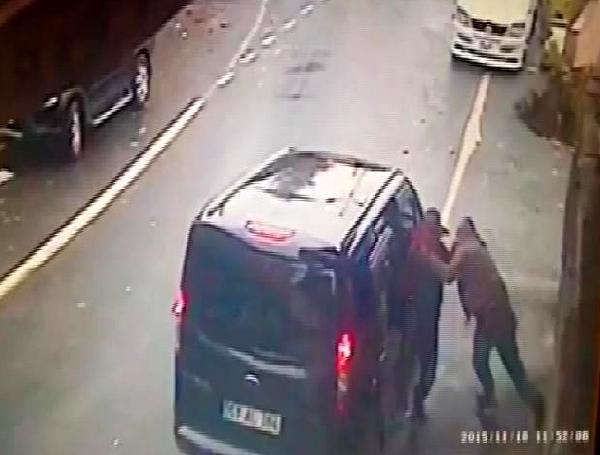2 kişinin yaralandığı silahlı kavga güvenlik kamerasında
