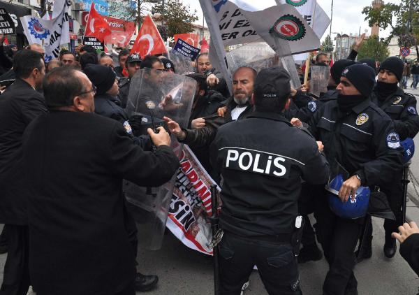 Sivas'ta protestocu işçilerle polis arasında arbede