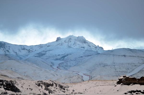 Erciyes beyaza büründü, turizmciler sevindi