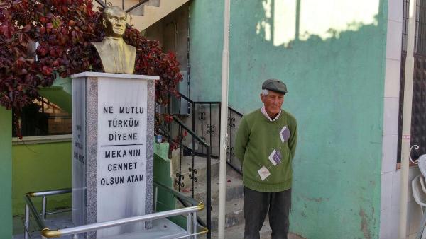 Köy meydanına Atatürk büstü yaptırdı