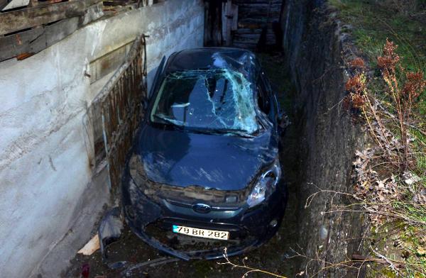 Yamaçtan uçan otomobil ev ile duvar arasına düştü: 2 yaralı