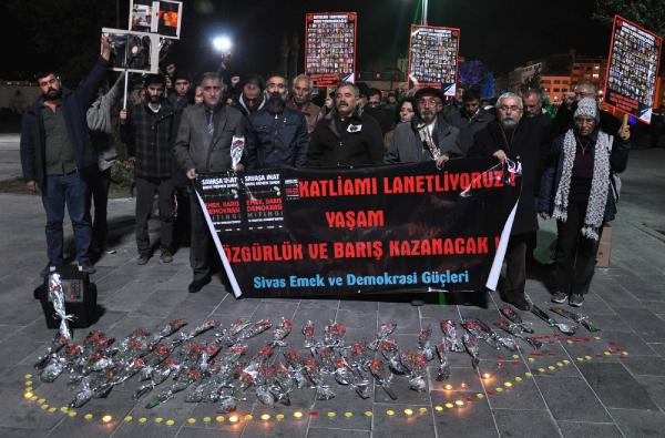 Ankara'daki patlamada ölenler Sivas'ta mum ve karanfille anıldı