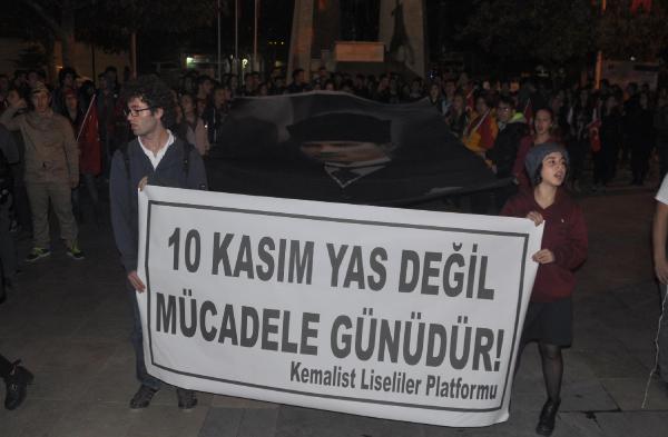 Kemalist Liseliler Platformu, ölümünün 77'nci yılında Atatürk'ü yürüyüşle andı