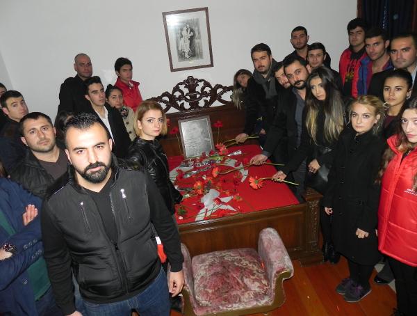 CHP'li gençlerden, Atatürk hakkında çirkin üslup kullanan televizyon yayınına tepki