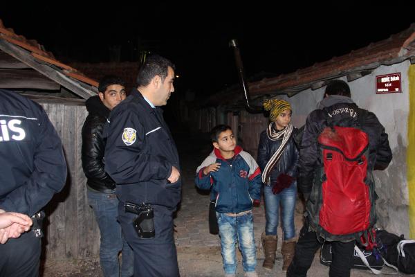 Suriyeli sığınmacılar, Yunanistan sınırına yürürken yakalandı