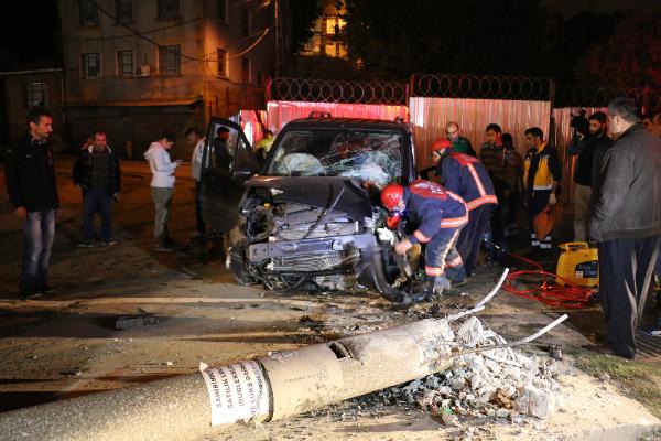 Kontrolden çıkan araç elektrik direğine çarptı: 2 yaralı
