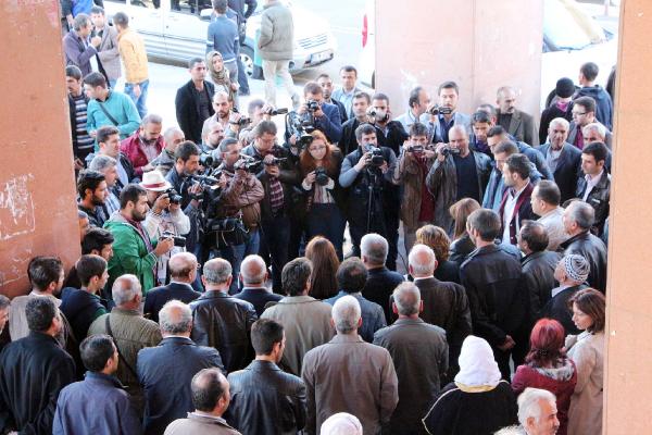 Şanlıurfa’da HDP'li ve İHD'li grup, Silvan'daki operasyonunu protesto etti