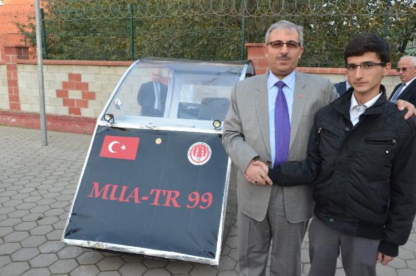 İmam hatip öğrencisi USB ile çalışan akülü araba üretti