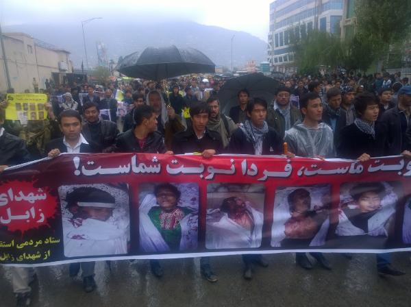 Kabil'de binlerce kişi IŞİD ve Taliban'ı protesto ediyor