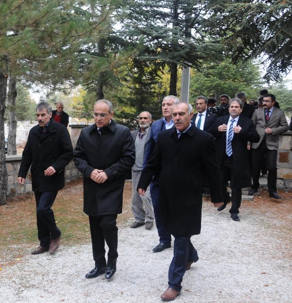 Bakan Topçu, Abdullah Çatlı'nın mezarını ziyaret etti