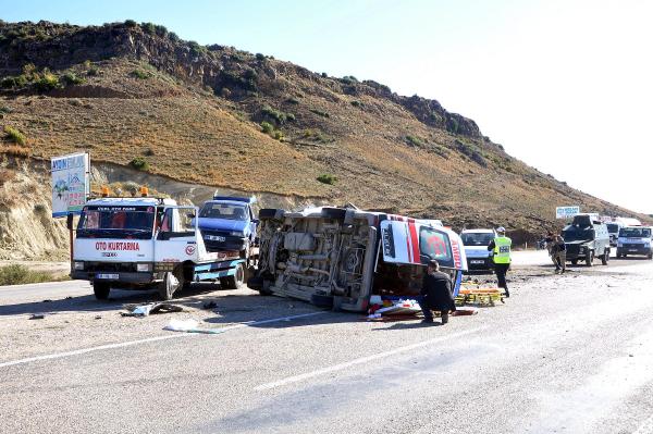 Hasta taşıyan ambulans çekiciye çarptı: 8 yaralı