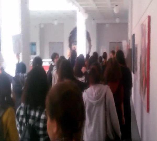 Üniversiteli kız öğrenciler 'tacizci' öğrencinin sınıfını bastı