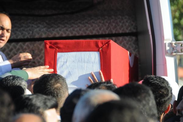 Gaziantep’te şehit evine ateş düştü (2)