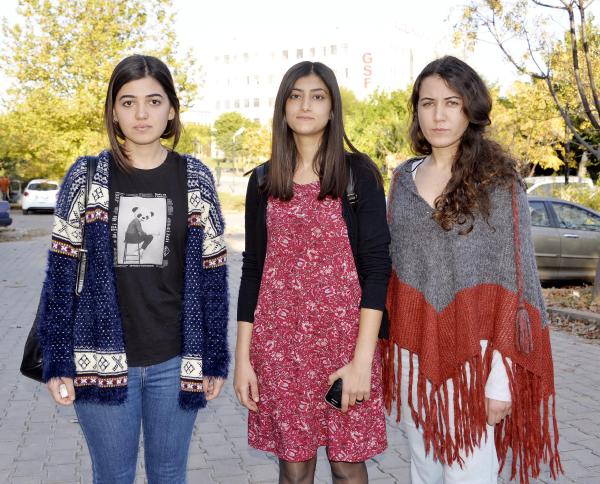 Üniversiteli kız öğrenciler 'tacizci' öğrencinin sınıfını bastı (2)