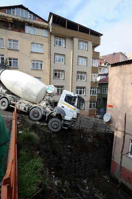 Beton mikseri yol kenarında asılı kaldı, mikserden kaçan işçi son anda kurtuldu