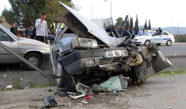 Otomobil, kamyonete çarptı: 5 yaralı