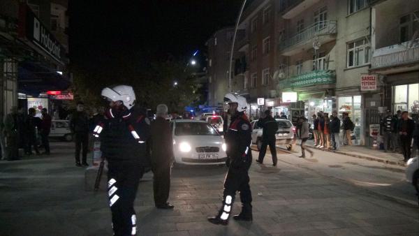 Bıçakla kendini yaraladı, tüfekle rastgele ateş açtı