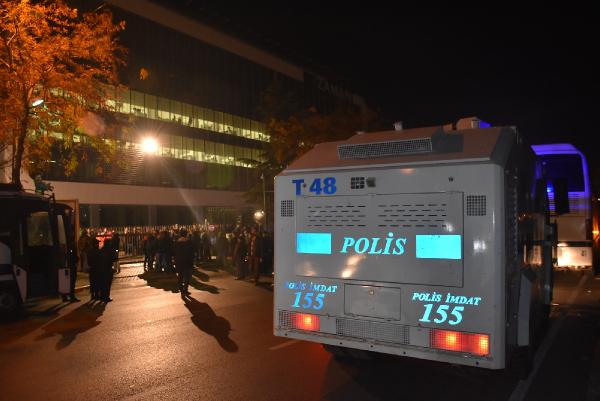 Zaman Gazetesi'nde polis ekibi... (1)