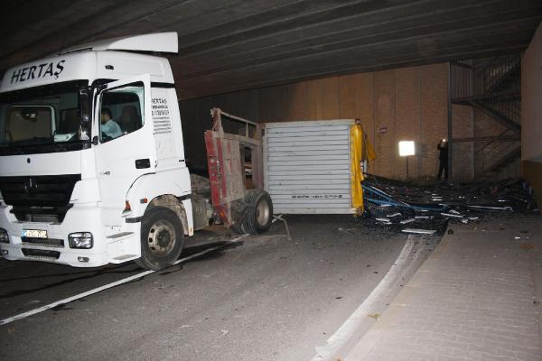Kocaeli'de cam yüklü TIR devrildi