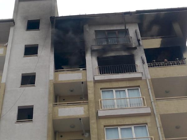 Apartmanda çıkan yangında 12 kişi dumandan etkilendi