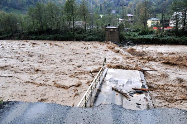 Rize’de şiddetli yağışta köprü çöktü, yollar ulaşıma kapandı