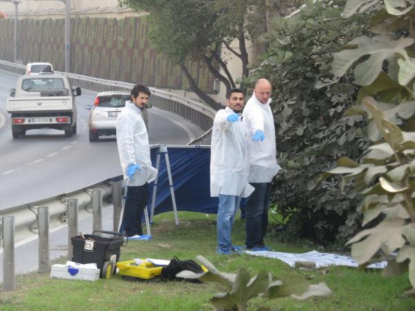 Kadıköy'de ağaç altındaki cesedin sırrı araştırılıyor