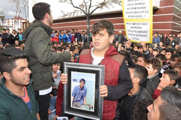 Lise öğrencileri kazada ölen arkadaşları için yürüdü