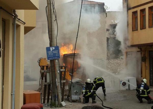 Doğalgaz borusunu patlatan iş makinası alevler arasında kaldı