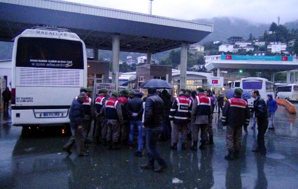 Otobüs şoförleri tepki için Sarp Sınır Kapısını ulaşıma kapattı