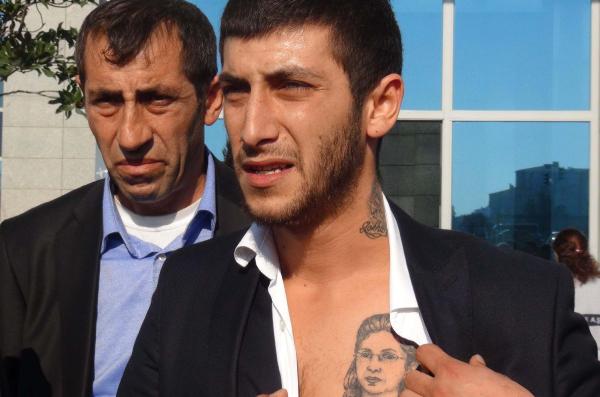 Kazada kaybettiği annesinin portresini göğsüne kazıttı