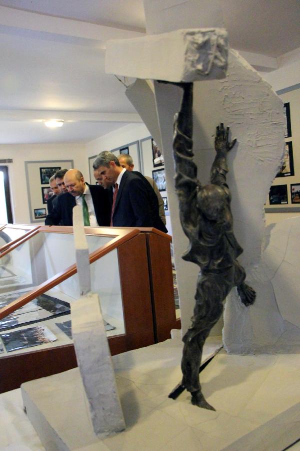 12 Kasım depreminin 16'ncı yıl dönümünde acılar tazelendi (2)