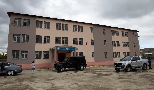 Van'da PKK'lıların yaktığı okulda eğitim başladı